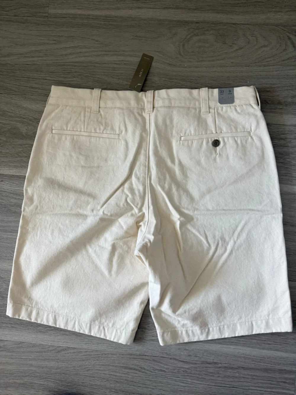 J. Crew Men’s Cream Flat Front Chino Shorts, 33 waist, 9 inseam, NWT